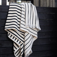 Schwarz weiß gestreiftes Badehandtuch Bonnie in 70x140cm aus 100% Baumwolle von Tell Me More