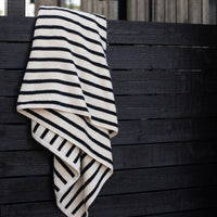 Schwarz weiß gestreiftes Badehandtuch Bonnie in 70x140cm aus 100% Baumwolle von Tell Me More