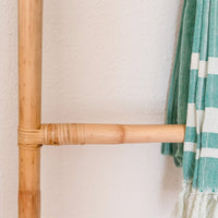 Handtuchleiter Eden von Cane Cult aus natürlichem Rattan – Rattan-Leiter mit mehreren Sprossen zum Aufhängen von Handtüchern oder Kleidung