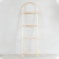 Handtuchleiter Eden von Cane Cult aus natürlichem Rattan – schlanke, dekorative Leiter fürs Bad.