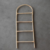 Handtuchleiter Eden von Cane Cult aus natürlichem Rattan – Rattan-Leiter mit mehreren Sprossen zum Aufhängen von Handtüchern oder Kleidung