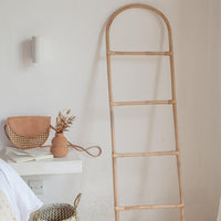 Handtuchleiter Eden von Cane Cult, handgefertigt aus Rattan, bietet Stauraum und natürlichen Look in deinem Badezimmer.