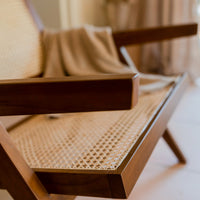 Detaillierte Aufnahme der Armlehne des Pierre Loungestuhls aus Teakholz und Wiener Geflecht. Handgefertigt in Sri Lanka von Cane Cult.