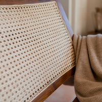 Detaillierte Aufnahme der Rückenlehne des Pierre Loungestuhls aus Teakholz und Wiener Geflecht. Handgefertigt in Sri Lanka von Cane Cult.