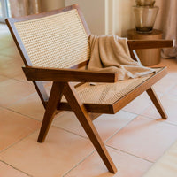 Aufnahme des Pierre Loungestuhls aus Teakholz und Wiener Geflecht. Handgefertigt in Sri Lanka von Cane Cult.