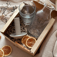 Tell Me More Geschenkbox – Mundgeblasene Karaffe, gehämmerte Trinkgläser und Kerzenständer, perfekte Geschenkidee für ein gemütliches Zuhause.