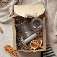 Geschenkset Karaffe, Gläser & Kerzenständer von Tell Me More – stilvolle Kombination aus Glas und Steingut, handgefertigt und nachhaltig verpackt