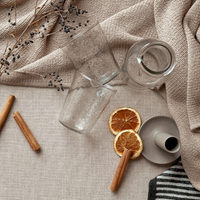 Nachhaltiges Geschenkset von Tell Me More – Hochwertige Glaswaren und Steingut-Accessoires, ideal für Dinner, Feste oder stilvolle Tischgestaltung.
