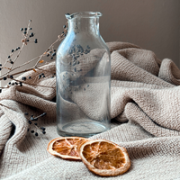Exklusives Geschenkset von Tell Me More mit Glaskaraffe, zwei handgefertigten Gläsern und einem Kerzenständer aus Steingut – ideale Kombination für Genuss und Ambiente.