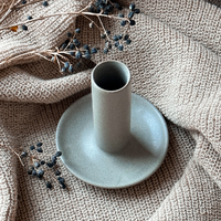Geschenkset Karaffe & Gläser mit Kerzenständer von Tell Me More – hochwertige Handwerkskunst aus Glas und Steingut für stilvolle Tischkultur und Gemütlichkeit.
