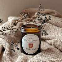 Leinen Tasche von Linen Tales in „Deep Water“ und Duftkerze „Balthazar“ – handgefertigt und nachhaltig verpackt in Frankreich von L'Antidote im Geschenkkarton.