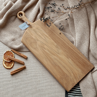 Tell Me More Geschenkbox – Robustem Schneidebrett, sandfarbene handgeschöpfte Becher und natürliche Gewürze, elegant verpackt für kreative Genussmomente