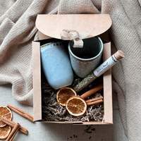 Nachhaltiges Geschenkset von Tell Me More – Holz-Schneidebrett, handgefertigte Keramikbecher und Gewürzdekoration – ideale Geschenkidee für Gourmets