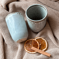 Stilvolles Geschenkset Schneidebrett, Becher & Gewürze – Handwerkskunst von Tell Me More, ideal für Genussmomente und als liebevolle Geschenkidee