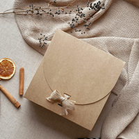 Tell Me More Geschenkbox – Kombination aus Holz-Schneidebrett, Steingutbechern und winterlicher Gewürzmischung, ästhetisch verpackt im nachhaltigen Karton.