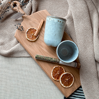 Geschenkset Schneidebrett & Becher 'Taranto' von Tell Me More – Holzbrett, zwei handgefertigte Steingut-Becher und aromatische Gewürze im Geschenkkarton