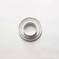 Weißes Geschirr Set Vince von Tell Me More aus Steingut. Verschiedene Tellergrößen, Tassen und Schüsseln.