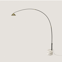 Hinoo Stehleuchte von Aromas del Campo mit Stahlarm in Schwarz, messingfarbenem Lampenschirm und weißem Marmorfuß, modernes Lichtdesign für Wohnzimmer oder Leseecke