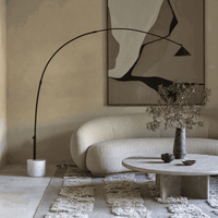 Hinoo Stehleuchte von Aromas del Campo mit Stahlarm in Schwarz und weißem Marmorfuß, modernes Lichtdesign für Wohnzimmer oder Leseecke