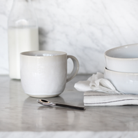 Glänzende weiße Keramik Tasse Vince von Tell Me More auf Küchenarbeitsplatte.