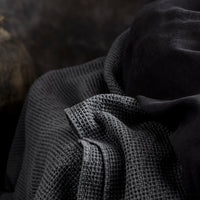 Dunkelgraue Decke 'Miro' von Tell Me More in Größe 140x200cm in Waffeloptik. Verschiedene Farben verfügbar.