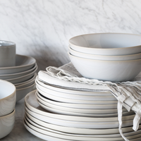 Tell Me More Vince Kollektion – Zeitloses, weiß glasiertes Steingut-Geschirr bestehend aus Schalen, Tellern, Tassen und Bechern, perfekt für Frühstück, Mittagessen oder festliche Menüs.