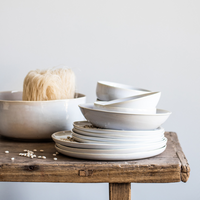 Tiefer Teller 'Vince' im 2er Set: Weiß glasiertes Steingut, Ø22,5 cm, glänzende Oberfläche – ideal für Suppen oder Pasta.