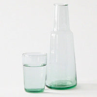Lagoona Karaffe Tell Me More, handgefertigte Glaskaraffe in Grün aus 100 % Recyclingglas, vielseitig als Vase oder Wasserkaraffe