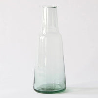 Handgefertigte Glaskaraffe Lagoona von Tell Me More aus Recyclingglas in Grün, mundgeblasen, zeitloses Design, 750 ml Volumen