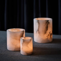 Zylinderförmiger Alabaster-Kerzenhalter von Tell Me More, direkt aus einem Steinblock geschnitzt