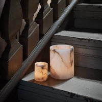 Zylindrisches Alabaster-Kerzenglas von Tell Me More mit warm durchscheinendem Licht