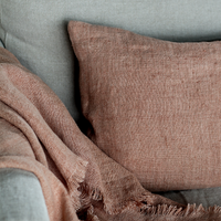 Kissenbezug Margaux 40×60 cm von Tell Me More aus handgewebtem Leinen, mandelfarben.