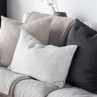 Nachhaltiger Leinen-Kissenbezug Margaux 40×60 cm von Tell Me More in Weizen – gefertigt in Indien.