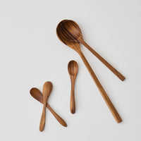 Kleiner Teakholz-Salzlöffel von Tell Me More, nachhaltig aus Teakwurzel gefertigt