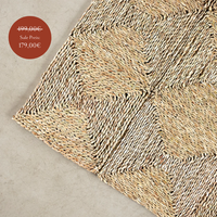 Seegras Teppich mit Struktur 240×180 cm von Cane Cult – Detailaufnahme der natürlichen Seegras-Gewebetextur mit Fischgrätmuster, nachhaltiger Naturfaserteppich, handgefertigt