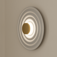 Rang Wandleuchte aus mattem Messing mit weißem Kunstharz von Aromas del Campo, elegantes Licht für Flur, Wohnzimmer oder Schlafzimmer