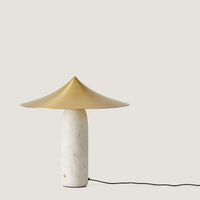 Schöne Tischleuchte 'Kine' von Aromas del Campo. Leuchtenfuß aus weißem Marmor kombiniert mit einem messingfarbenen Lampenschirm aus Stahl.