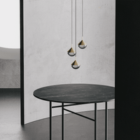 Pendelleuchte Nino von Aromas del Campo. Lampenschirm Messing und Glas.