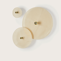 Wandleuchte Tan Tan von Aromas del Campo mit runder Rattanstruktur und Stahlrahmen.