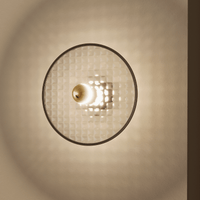 Schöne Wandleuchte 'Lass' von Aromas del Campo. Runder goldfarbener Teller aus Glas mit schwarz gefasstem Rand. Perfekt für jeden Flur, Wohnzimmer oder auch im Schlafzimmer.