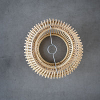 Pendelleuchte Gles von Cane Cult – eleganter Seegras-Schirm für warmes, stimmungsvolles Licht in Wohnräumen.