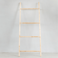 Schöne handgefertigte Handtuchleiter aus Rattan von Cane Cult aus Sri Lanka.