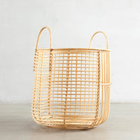 Rund geformter Rattankorb Branas, hohe Ausführung, handgeflochten aus Naturrattan – dekorativ und funktional.