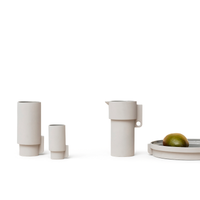Form & Refine Alcoa Vasen & Tablett – kompakte Stoneware mit samtig-matter Oberfläche.