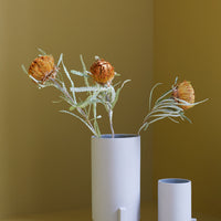 Schlichte Alcoa Vase in zwei verschiedenen Größen von Form&Refine aus hochwertigem Steinzeug.