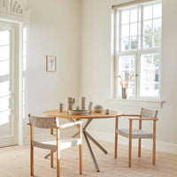 Matte Alcoa Stoneware‑Vase Klein von Form & Refine – perfektes Dekoelement für Sideboard oder Regal.