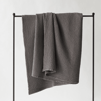 Dunkelgraue Decke ‚Miro‘ 140 x 200 cm von Tell Me More, handgewebte Baumwolle – ideal für Sofa, Bett oder als gemütliches Wohnaccessoire.