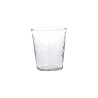 handgefertigte Galette-Trinkgläser von Tell Me More aus klarem recyceltem Glas.