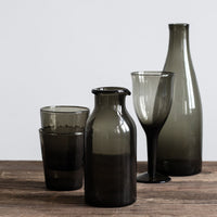 Rauchfarbenes Galette Glas von Tell Me More – handgefertigt und einzigartig in Form und Haptik.