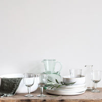 Zweieiliges Galette-Glas-Set von Tell Me More – jedes Glas variiert leicht in Form und Textur. In verschiedenen Farben erhältlich.